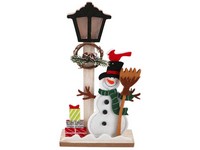 LED dekorácia drevo 145x315mm snehuliak s darčekmi u lampy na postavenie, farebná